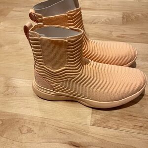 Brand New APL TechLoom Chelsea running Boot Women’s 9.5 Faded Peach